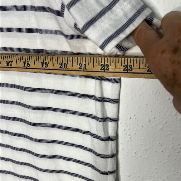Banana Republic White and Blue Short Sleeve Tee Relaxed Fit - Picture 3 of 4
